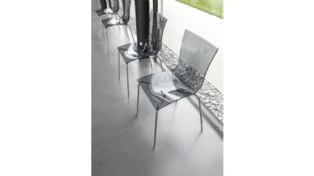 Sedia impilabile Aria Easy in polimerico con gambe in metallo cromato di Tonin Casa
