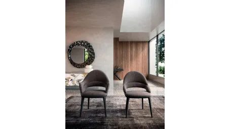 Sedia con o senza braccioli in tessuto imbottito con base in legno massello Baia di Ozzio