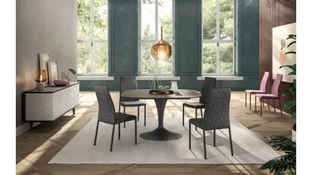 Sedia rivestita in pelle con motivo geometrico posto sul retro dello schienale Blitz Plus di Ozzio