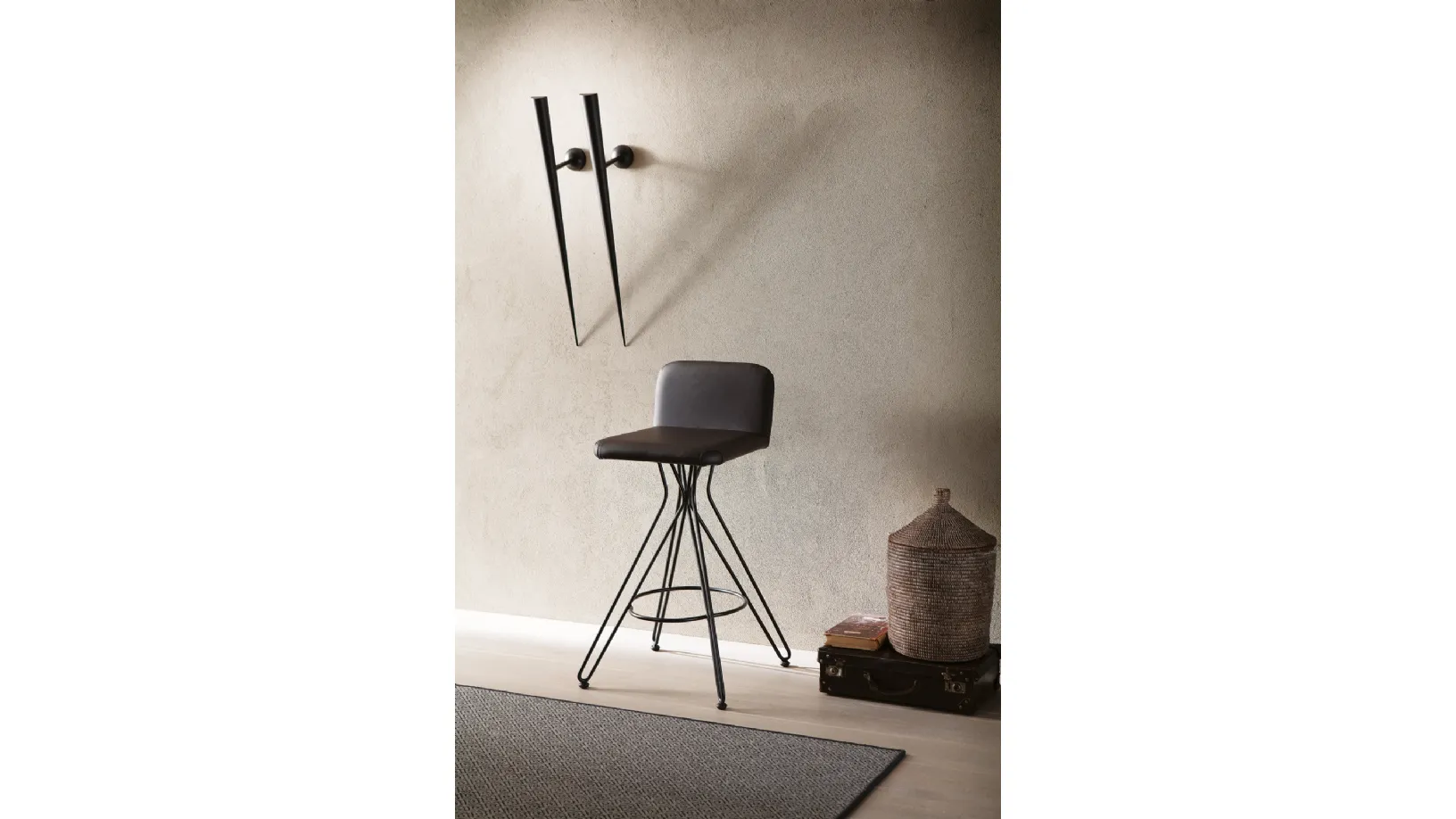 Sgabello fisso con basamento in filo metallico e seduta rivestita in pelle Caleb di Ozzio