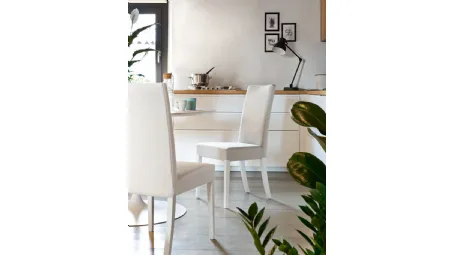 Sedia in ecopelle con struttura in faggio laccato bianco Copenaghen di Connubia