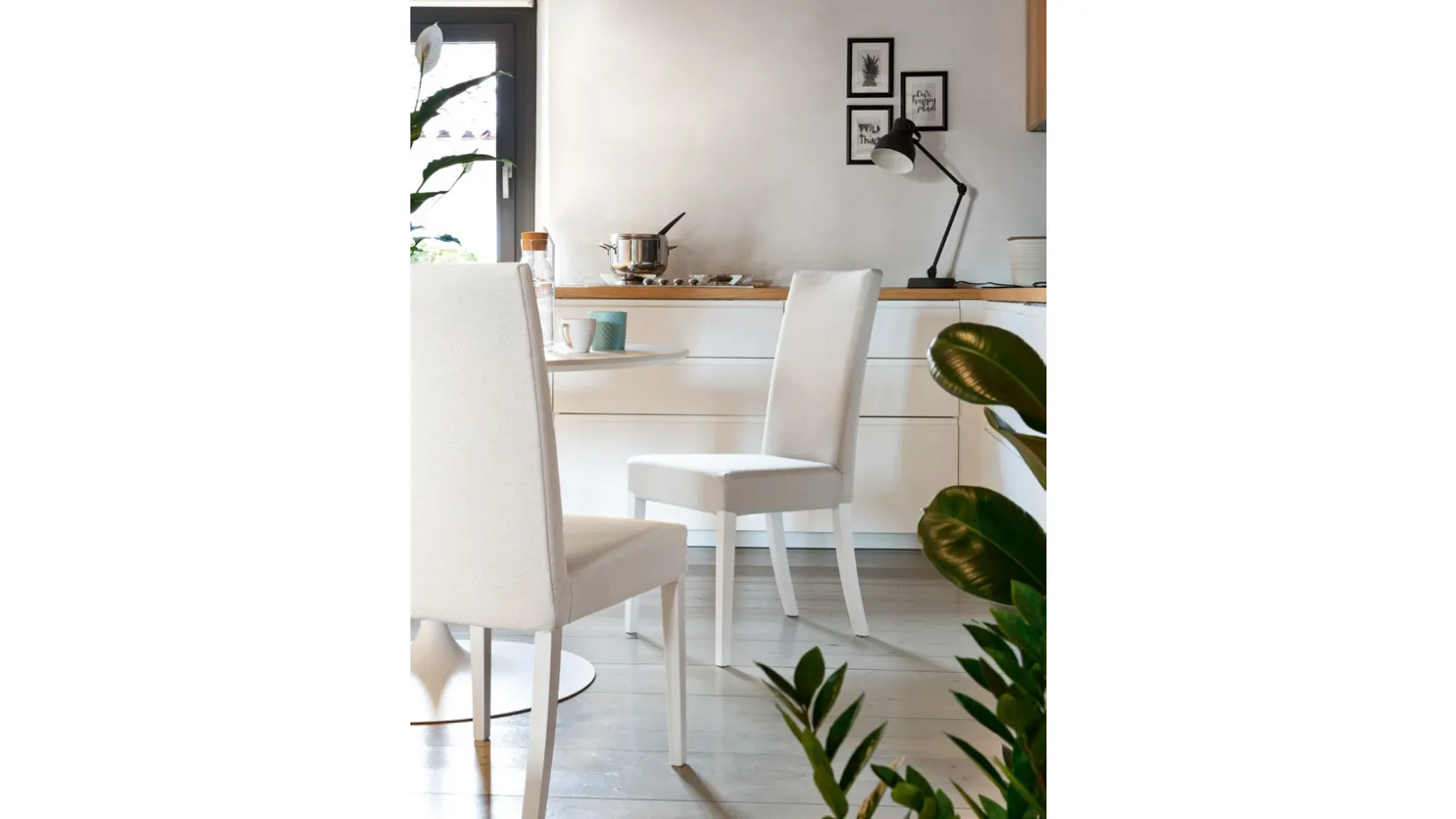 Sedia in ecopelle con struttura in faggio laccato bianco Copenaghen di Connubia