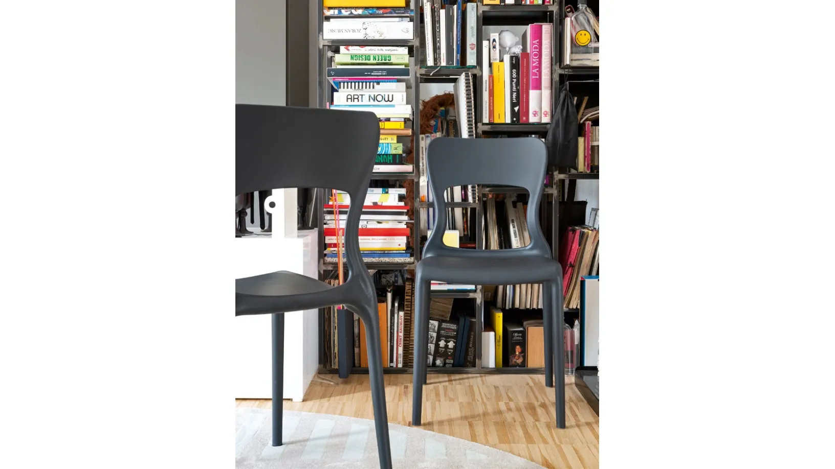 Sedia di design in polipropilene grigio opaco Helios di Connubia
