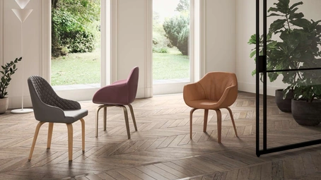 Sedia Atena in pelle con gambe in legno di Ozzio