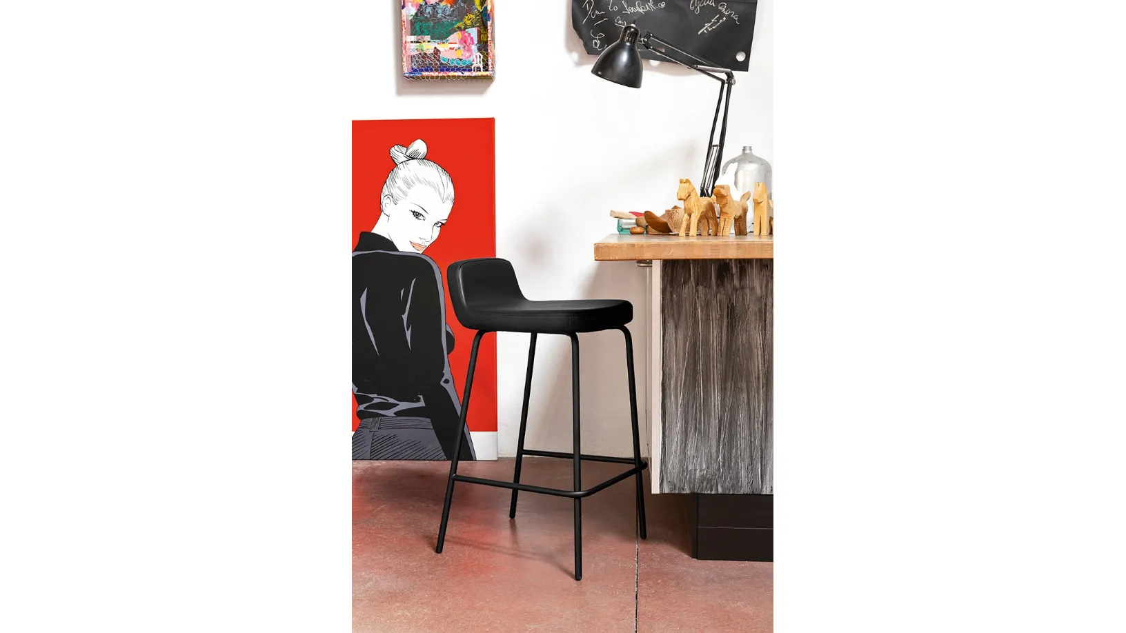 Sgabello in ecopelle con gambe in metallo Riley di Connubia