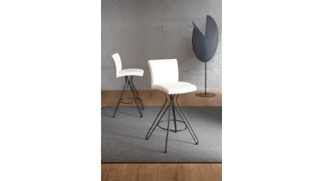 Sgabello fisso con basamento in filo metallico e seduta rivestita in ecopelle Elite di Ozzio
