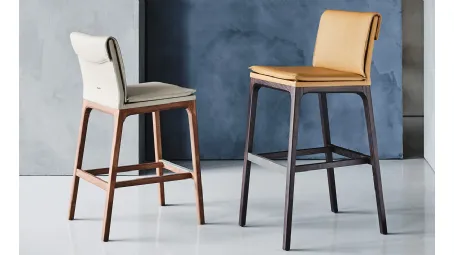 Sgabello in ecopelle con struttura in legno Sofia di Cattelan Italia