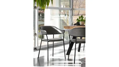 Sedia in ecopelle vintage con struttura in metallo Signorina di Connubia