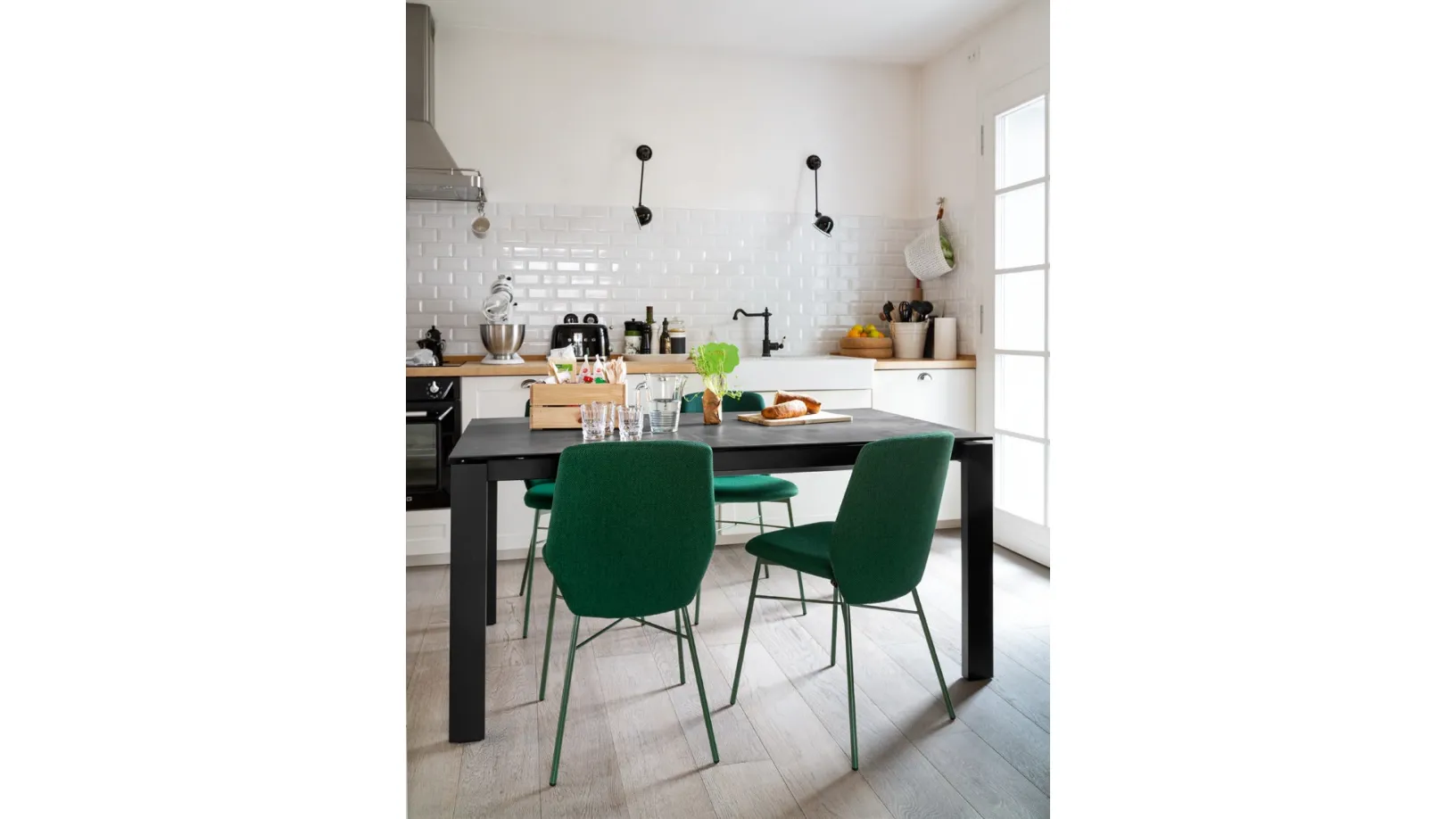 Tavolo allungabile con top in ceramica stone e gambe in legno di faggio laccato grafite Eminence Wood di Connubia