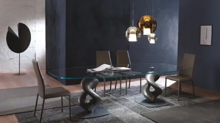 Tavolo in cristallo con base scultura in poliuretano laccato Liquid Big di Ozzio