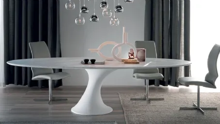 Tavolo con base in cristalplant bianco opaco e piano in marmo Reef di Cattelan Italia