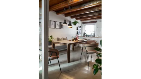 Tavolo allungabile con gambe in legno e top in ceramica Sigma di Connubia