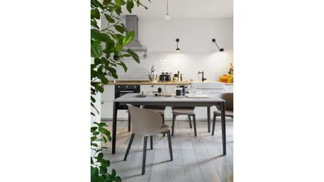 Tavolo allungabile con piano in nobilitato pietra piasentina e gambe in legno di faggio grafite Tabla di Connubia